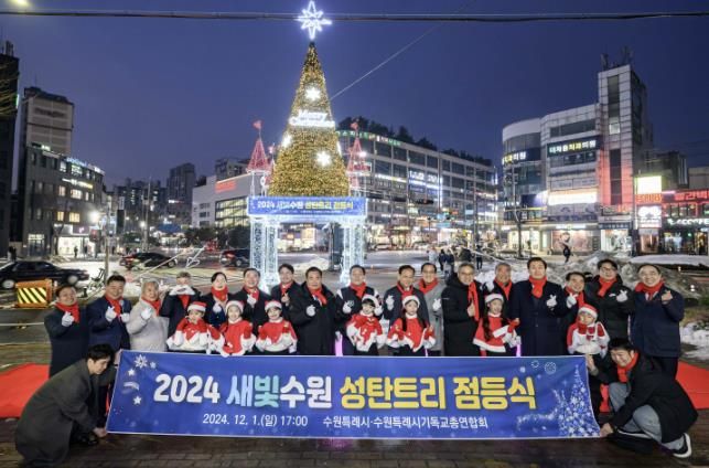 이재준 시장(가운데)과 참석자들이 함께하고 있다.