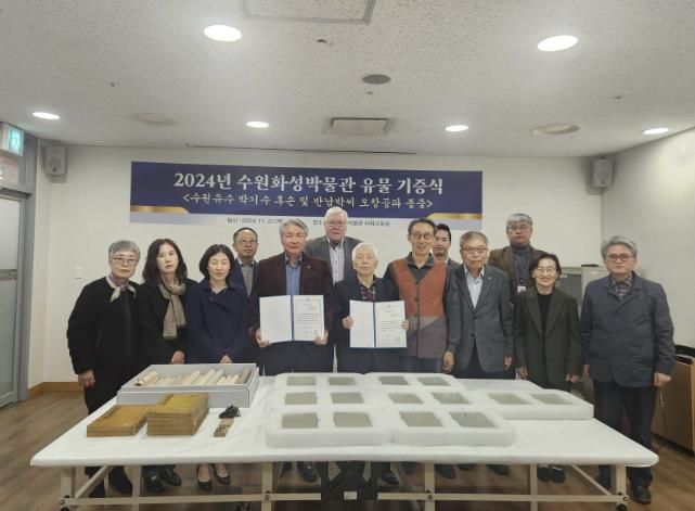 소장 유물 전달 후 기념촬영을 하고 있다.