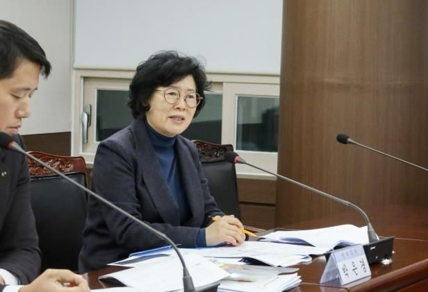 박은경 의원이 지난달 25일 도시환경위원회에서 이 조례안에 대해 동료 의원의 질의에 답변하고 있는 모습.