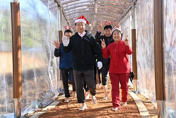 이현재 하남시장, “겨울철에도 맨발걷기 즐기는 사계절 황톳길로 오세요”