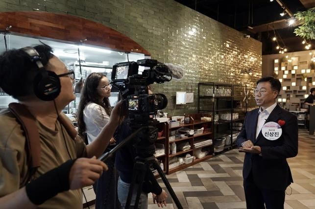 신상진 성남시장이 11월 16일 7차 '솔로몬의 선택' 행사장에서 영국 BBC 취재팀과 인터뷰를 하고있다