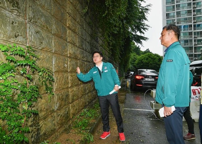 김병수 김포시장이 지난 7월 폭우로 주민대피 명령이 내려진 사우동 신안농장마을을 찾아 현장을 살피고 있다.