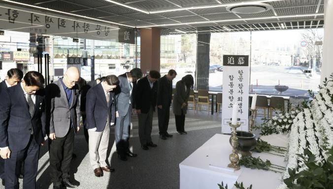 박승원 광명시장(사진 앞줄 왼쪽에서 세번째)이 31일 시청 정문 안내실 앞에 마련된 항공 참사 희생자 합동 분향소에 분향하고 있다.