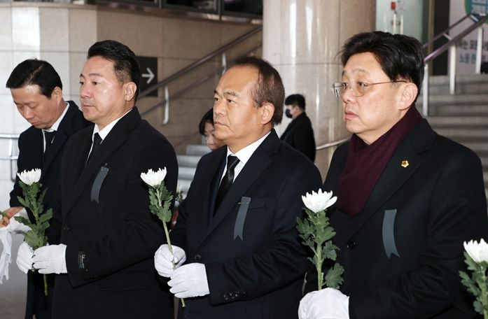 성남시의회, 수원역 합동분향소 조문