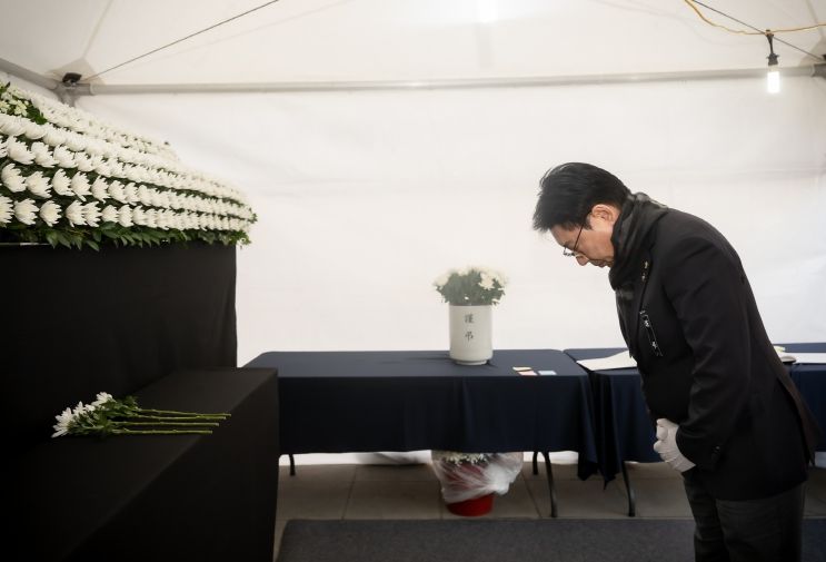 2024.12.31.(화) 남양주시의회 조성대 의장은 평내호평역에 마련된 분향소를 방문하여 분향했다.