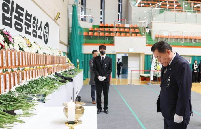 이재준 수원시장이 무안종합스포츠파크 실내 체육관에 마련된 합동분향소에서 항공참사 희생자들을 추모하고 있다.
