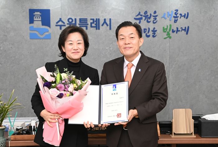 위촉장 수여 후 이재준 수원시장과 김보미 수원시립합창단 예술감독이 함께하고 있다.