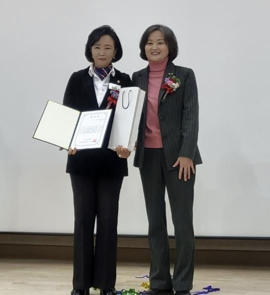경기도의회 부의장 정윤경 도의원, 군포중학교 졸업식 및 급식실·체육관 개관식에서 감사패 수상