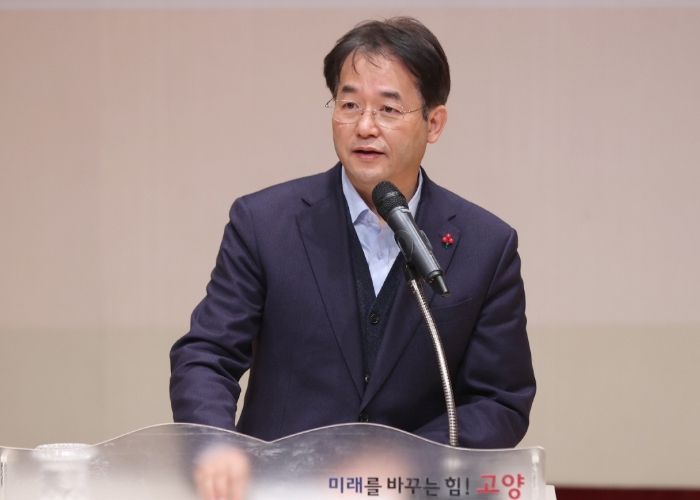2025년 새해 첫 직원 소통·공감의 날에서 직원들과 소통 중인 이동환 고양특례시장