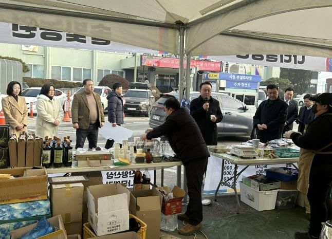 여주시 이충우 시장이 직거래 장터 참여 농가들을 격려하고 있다