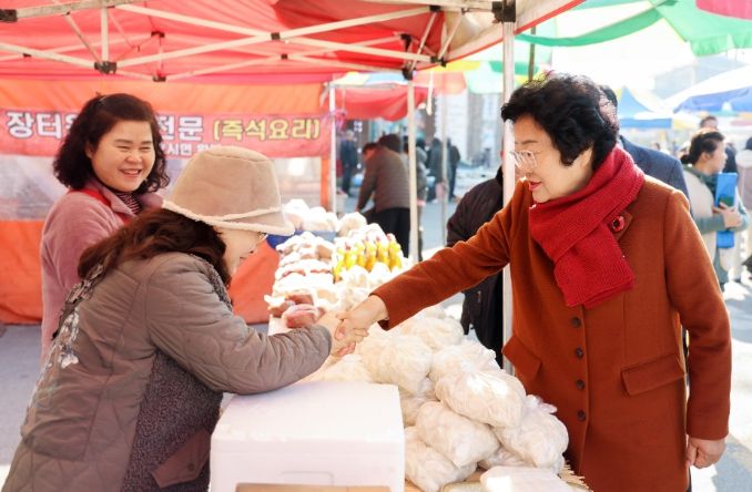 김경희 이천시장, 전통시장 방문…명절 앞두고 민생현장 살펴