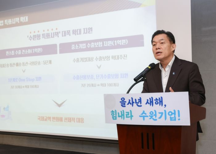 이재준 수원시장이 기업인들에게 수원시 중소기업 지원 시책을 소개하고 있다.