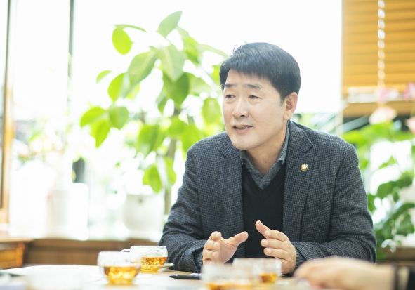 배정수 의장이 관내 지역업체 구매 활성화 간담회에서 대담 중이다