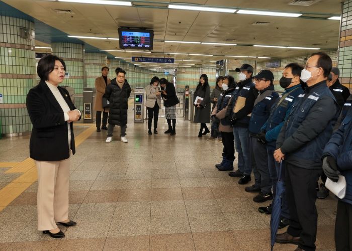 과천시, 지하철 역사 통행 불편 개선 위한 안내 인력 운영…개찰구 방향 개선도 지속 협의 추진