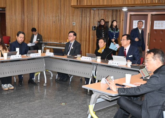 이현재 하남시장이 13일 하남시청 본관 대회의실에서 열린 2025년 제1회 하남시 시민참여 혁신위원회 정기회의에서 발언하고 있다.