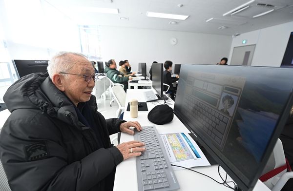 미사노인복지관에서 진행하는 컴퓨터 초급반을 수강한 어르신이 컴퓨터 타자연습을 하고 있다.