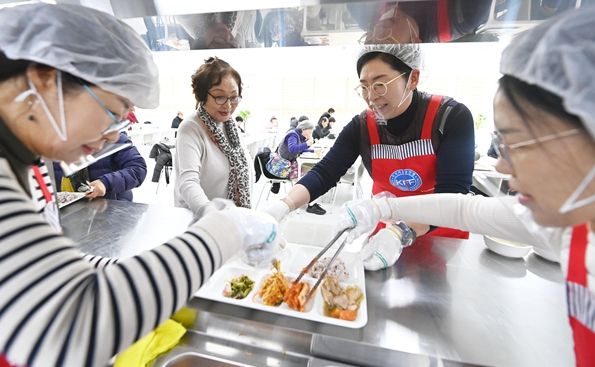 미사노인복지관 경로식당을 이용하는 어르신들이 정성스럽게 준비된 반찬을 받고 있다.