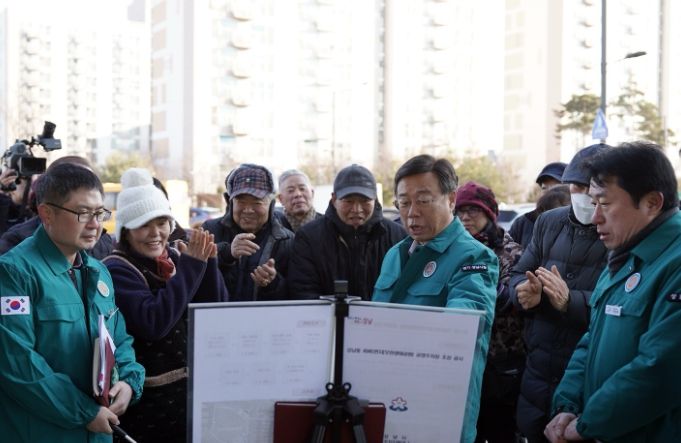 신상진 성남시장이 24일 모란시장 상인들에게 모란생태공원 지평식 주차장 사업에 대해 설명하고 있다.
