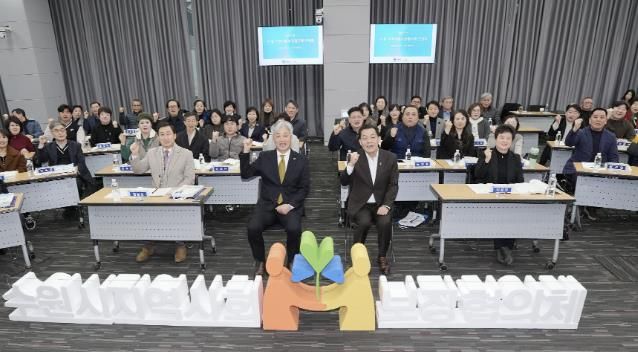 이재준 시장과 간담회 참석자들이 함께하고 있다