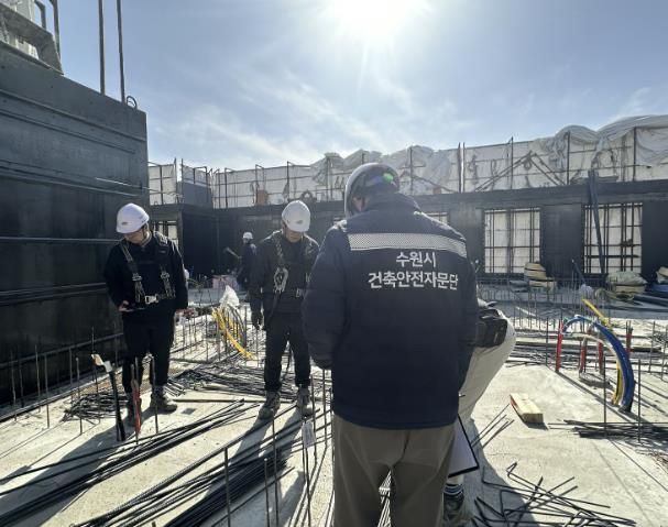 합동점검반이 이목지구 내 오피스텔 신축 공사장을 점검하고 있다.