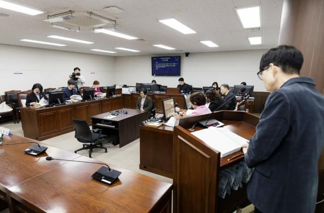 의회운영위원회가 지난 26일 의회 제2상임위원회 회의실에서 (재)안산미래연구원 원장 임명 후보자에 대한 인사청문를 진행하고 있는 모습.