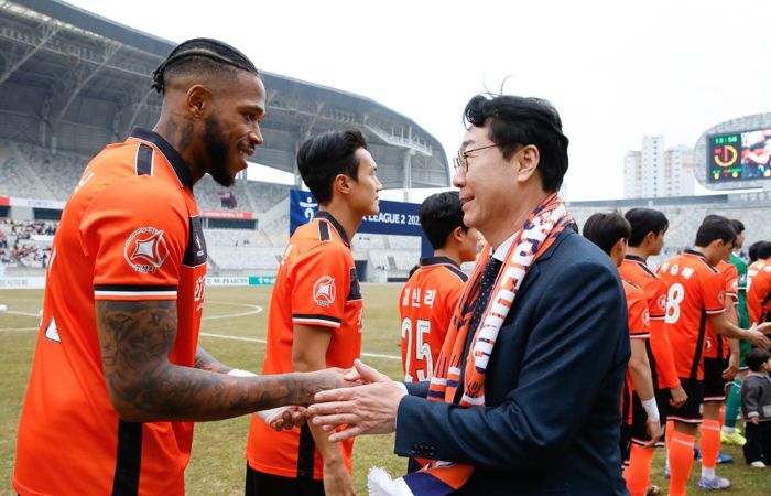화성FC가 K리그2 홈 개막전에서 충남아산FC와 1:1 무승부를 기록하며 소중한 승점 1점을 얻었다.