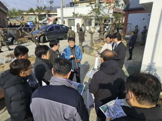 포천시가 7일 이동면 노곡리에서 발생한 군 폭탄 비정상 투하 사고 현장에 공직자 72명을 투입하며 선제적인 피해 대응에 나섰다.
