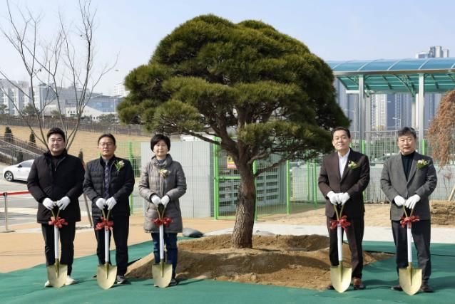 김정렬 부의장(오른쪽부터), 이재준 시장, 백혜련 의원 등이 기념 식수 후 기념촬영을 하고 있다.