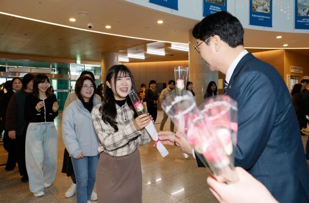 정명근 화성특례시장이 여성의 날을 맞아 시청에서 여성 공직자에게 빵과 장미를 선물하고 있다.