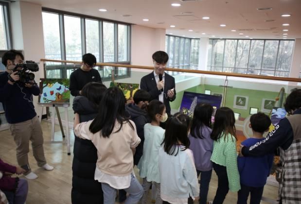 숨쉬는 놀이터 개관 전시회에서 아이들과 만나고 있는 김채성 작가