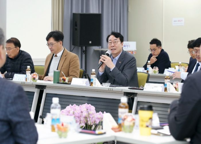 정명근 화성특례시장이 13일 동탄출장소 대회의실에서 동탄2신도시 아파트 입주자대표 회장단협의회와의 간담회에 참석해 발언하고 있다