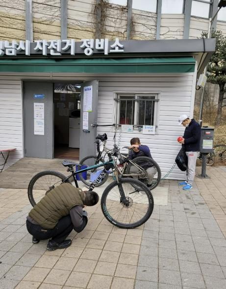 분당구 야턉동 만나교회 뒤 탄천 공터에 마련된 성남시 자전거 정비소에서 자전거가 정비되고 있는 모습
