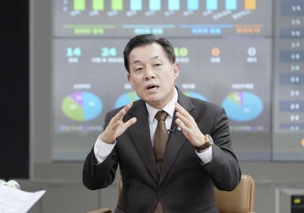 이재준 수원시장이 수원시의 다양한 정보를 시각화한 디지털 대시보드 앞에서 설명을 하고 있다.
