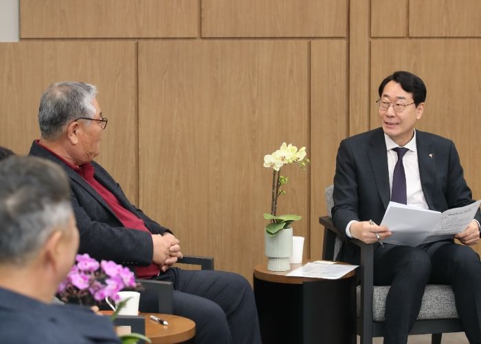 정명근 화성특례시장이 18일 화훼농업인과 간담회를 가지고 있다