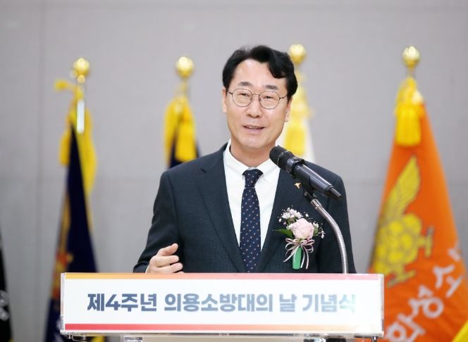 정명근 화성특례시장이 19일 열린 제4회 의용소방대의 날 기념식에 참석해 축사를 하고 있다.