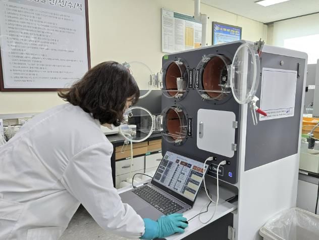 용인시농업기술센터 연구원이 가축분뇨 퇴비 부숙도를 측정하고 있다