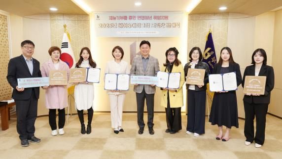 조용익 부천시장과 헤어메이크업 드림단이 기념 촬영을 하고 있다