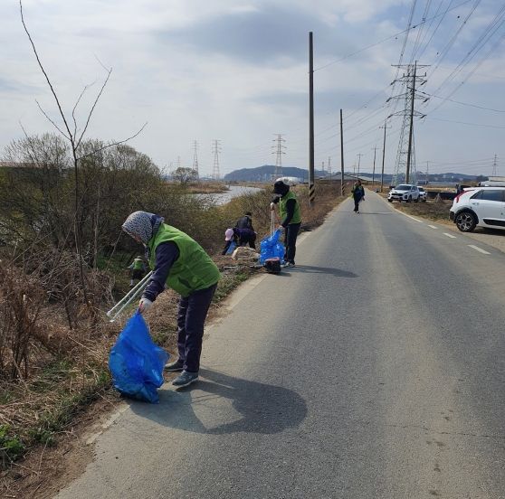 28일 장안면 사회단체협의회와 장안면이 깨끗한 남양호 환경정화 활동을 진행했다