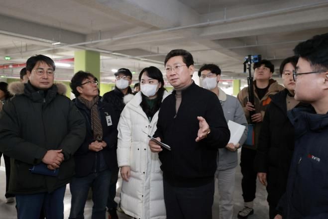 이상일 용인특례시장이 경남아너스빌디센트 건설 현장을 방문해 하자보수 상황을 살피고 있다