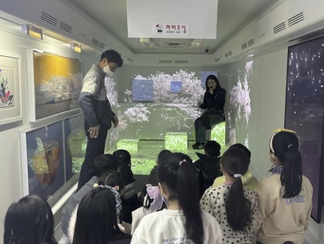 버스 안에 전시된 뉴미디어 작품