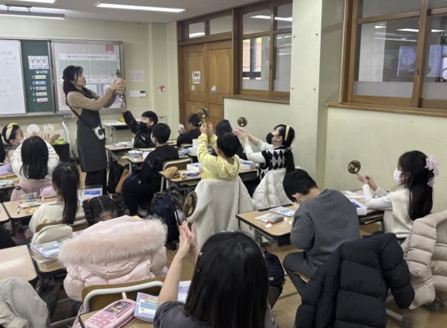 3월 18일 월곶초 아트캔버스 수업 ‘도킹 예술정거장’ 버스 안 작품 감상 후 진행됐다.