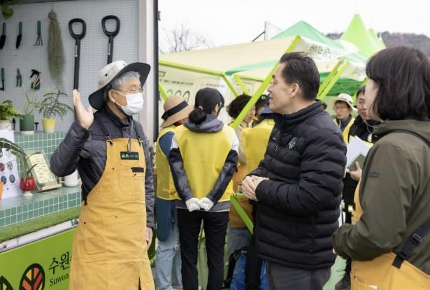 이재준 수원시장이 지난 2일 수원시 팔달구 서호꽃뫼공원에서 시범 운영한 ‘찾아가는 새빛 정원상담실’을 둘러보고 있다.