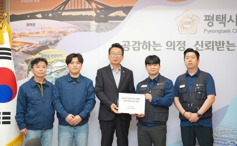 유니투스 평택공장 관계자와 강정구 평택시의회 의장 접견 단체