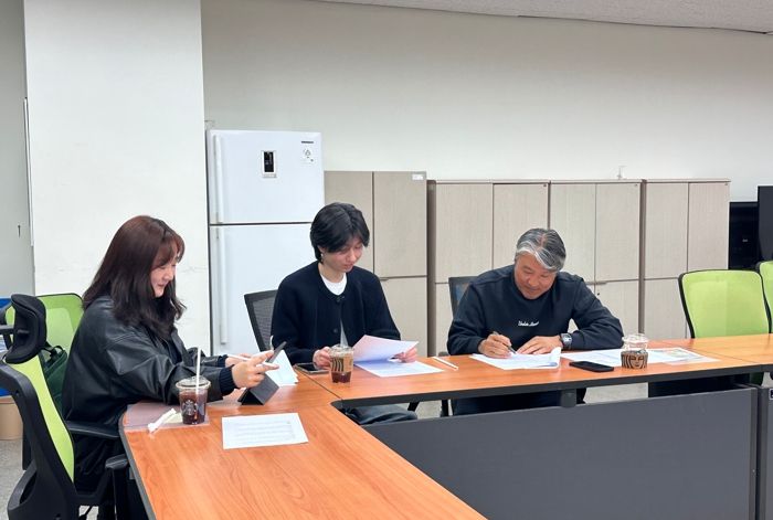 키트 개발을 위한 자문회의 모습 오른쪽부터 경희대 야구부 프런트, 왼쪽 최태원 감독