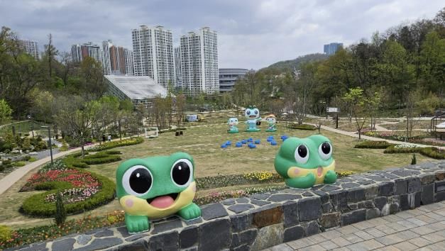 야외 잔디광장에 설치된 ‘수원이’와 ‘베이비 수원이’ 애드벌룬