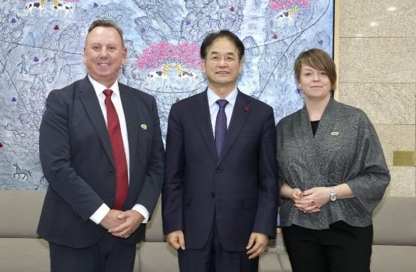 고양시-이클레이 세계본부 기관 면담_지노 반 베긴 이클레이 세계사무총장(좌), 카트린 스전펠트 자메 이클레이 회장(우)