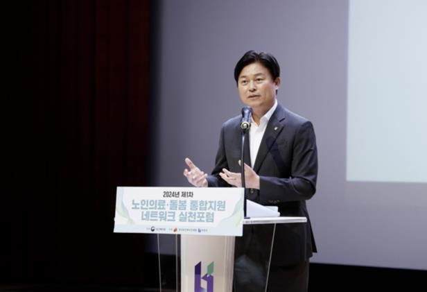조용익 부천시장이 지난해 6월 열린 노인의료 돌봄 통합지원 네트워크 실천포럼에서 발언하고 있다.
