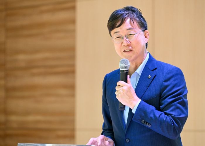 이민근 안산시장이 원곡초등학교 준공식에서 인사 발언을 진행하고 있다.