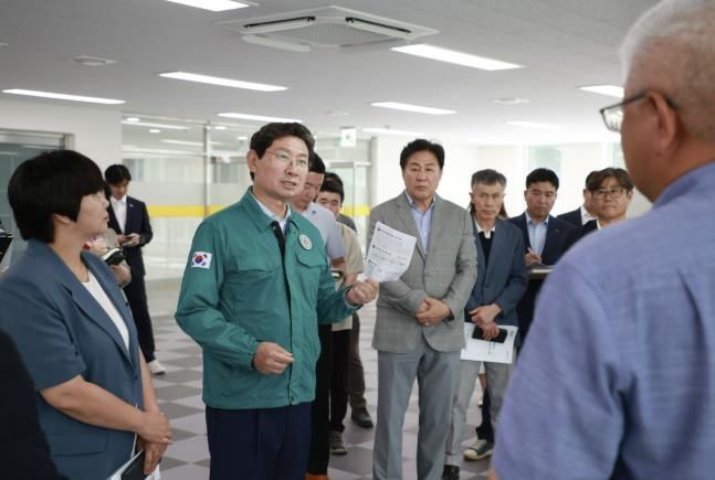 23일 동천청소년문화의집에서 이상일 시장이 철저한 하자 보수를 지시하고 있다