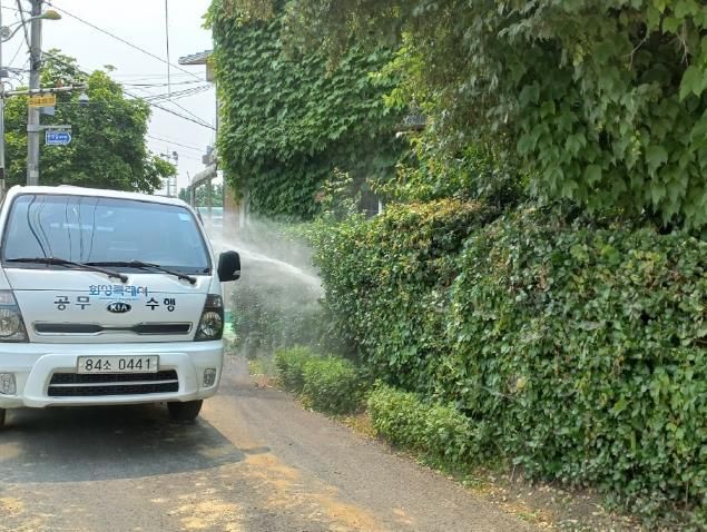 화성특례시가 모기 서식 취약지역에서 감염병 예방을 위한 방역작업을 하고 있다